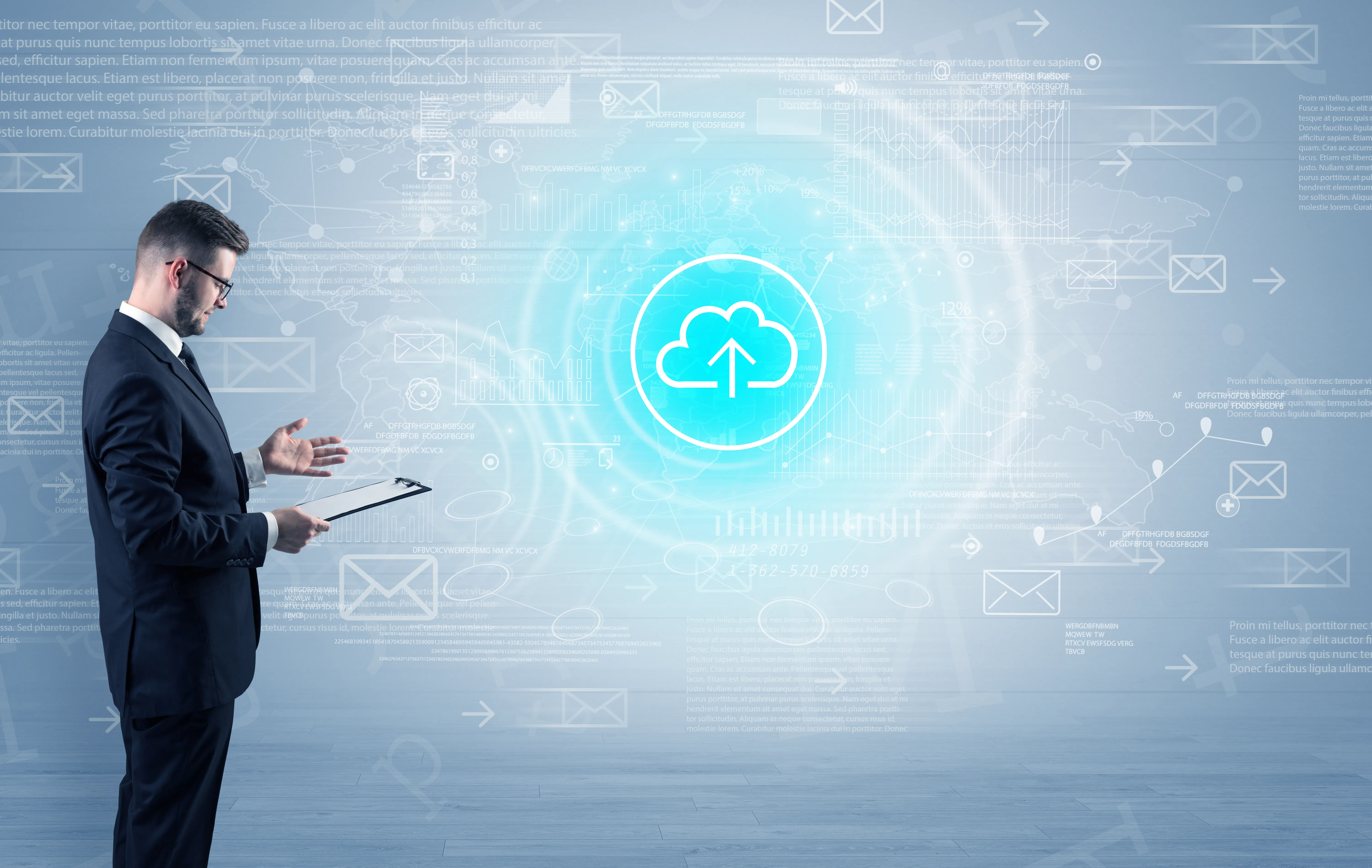 Empresario analizando software en tablet para entender qu� es la nube y mejorar procesos digitales en su empresa.