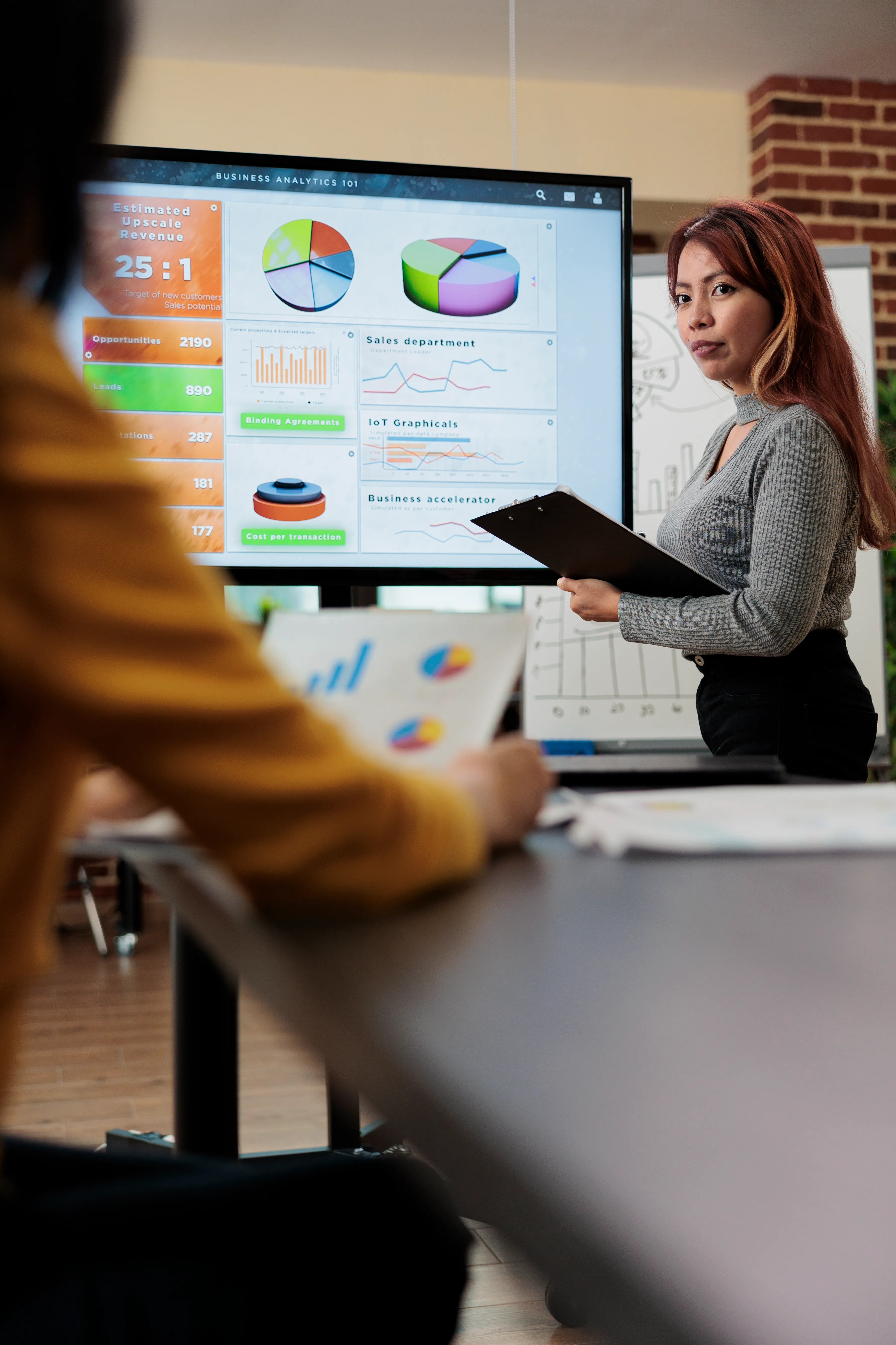 Equipo administrativo analiza reportes en oficina para entender c�mo elegir un ERP que mejore el control financiero y operativo empresarial.