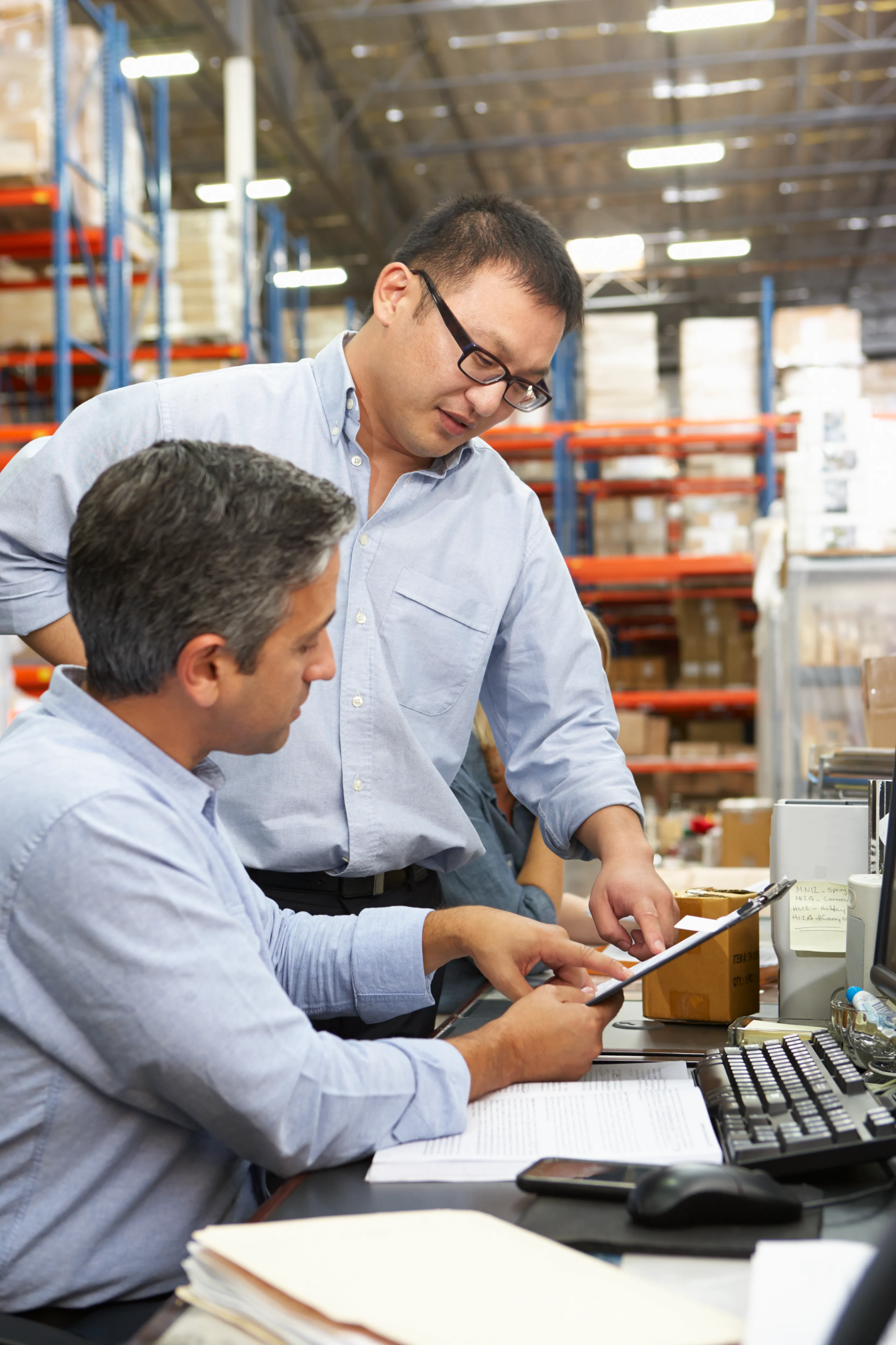 Imagen ilustrando las diferencias entre ERP vs. Excel en un almac�n para la automatizaci�n de procesos y toma de decisiones.