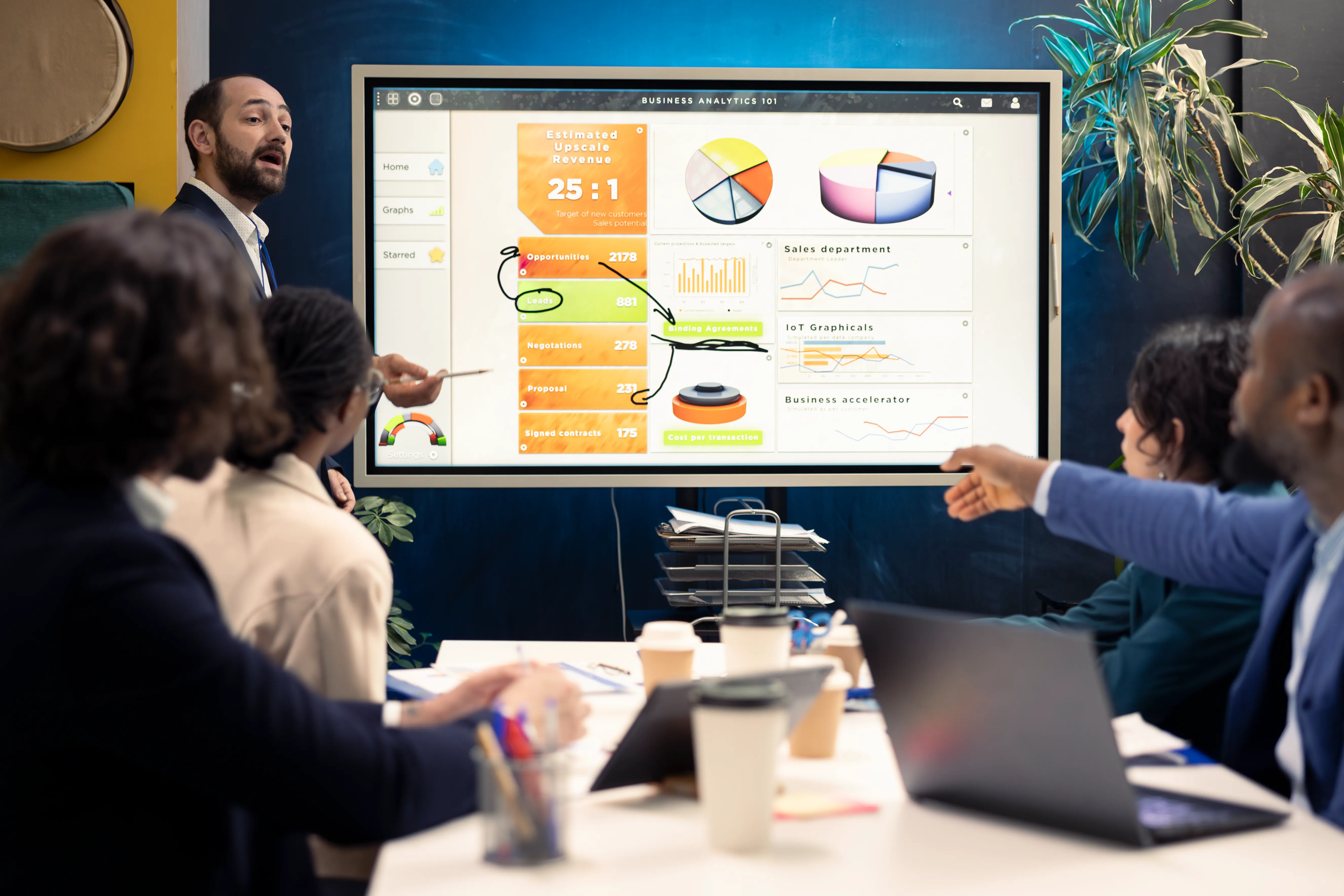 Pantalla con sistema digital empresarial mostrando reportes financieros que explican qu� es un sistema operativo empresarial.