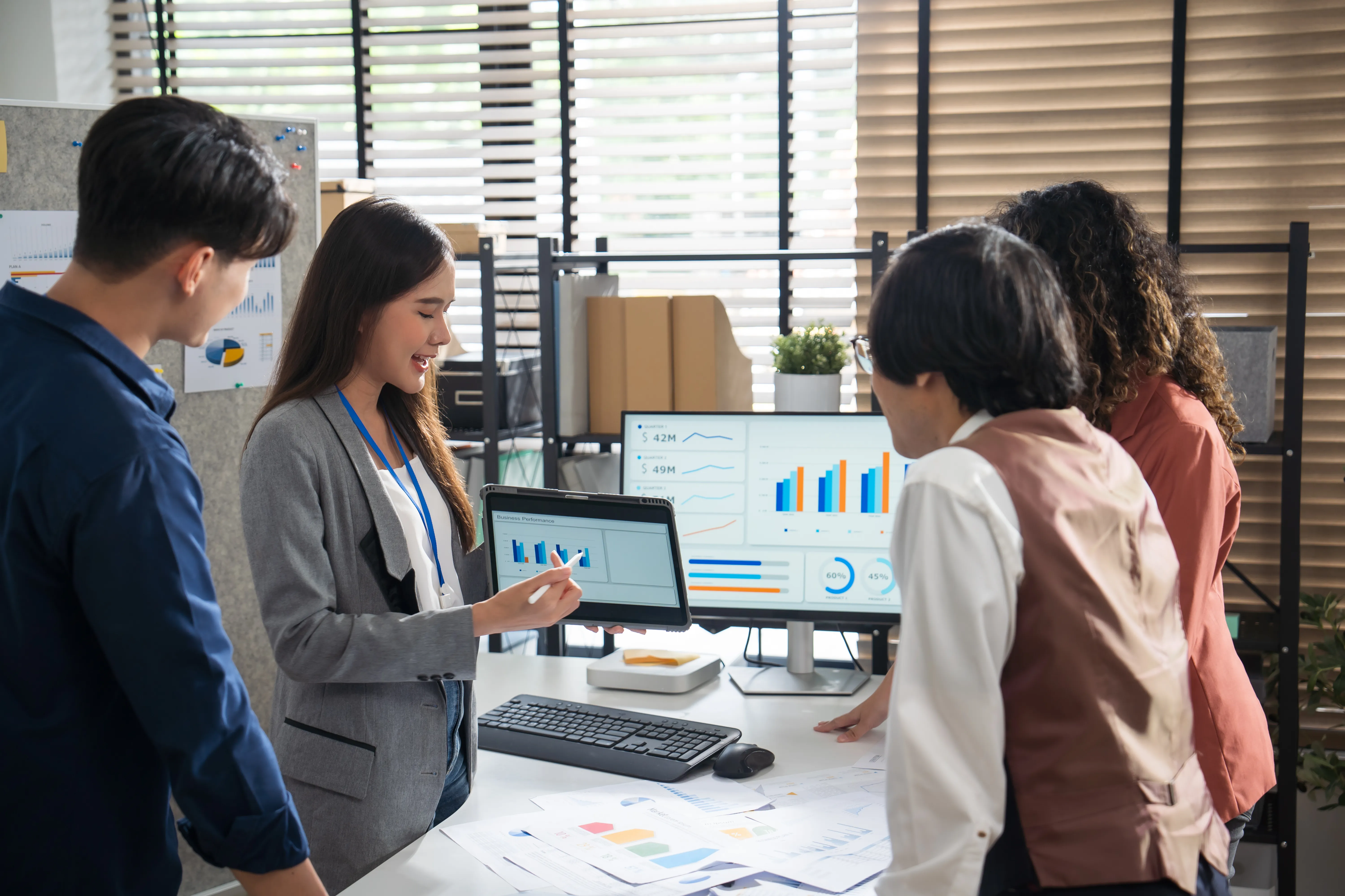 Imagen de equipo analizando datos digitales, mostrando c�mo las tendencias ERP mejoran la gesti�n empresarial y optimizan procesos internos.