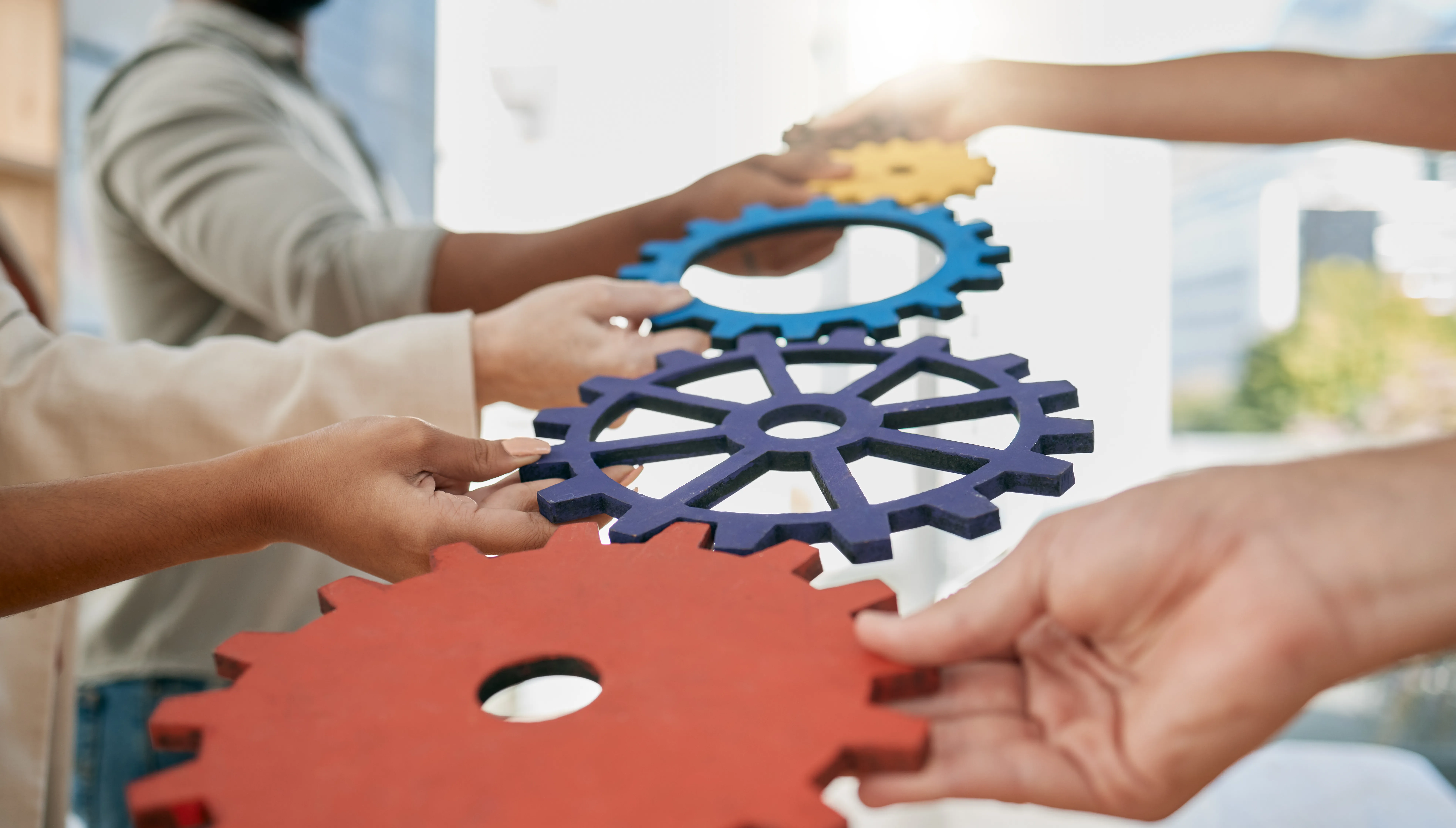 Colaboradores que utilizan un software ERP para mejorar el ciclo operativo y coordinar procesos de forma eficiente.