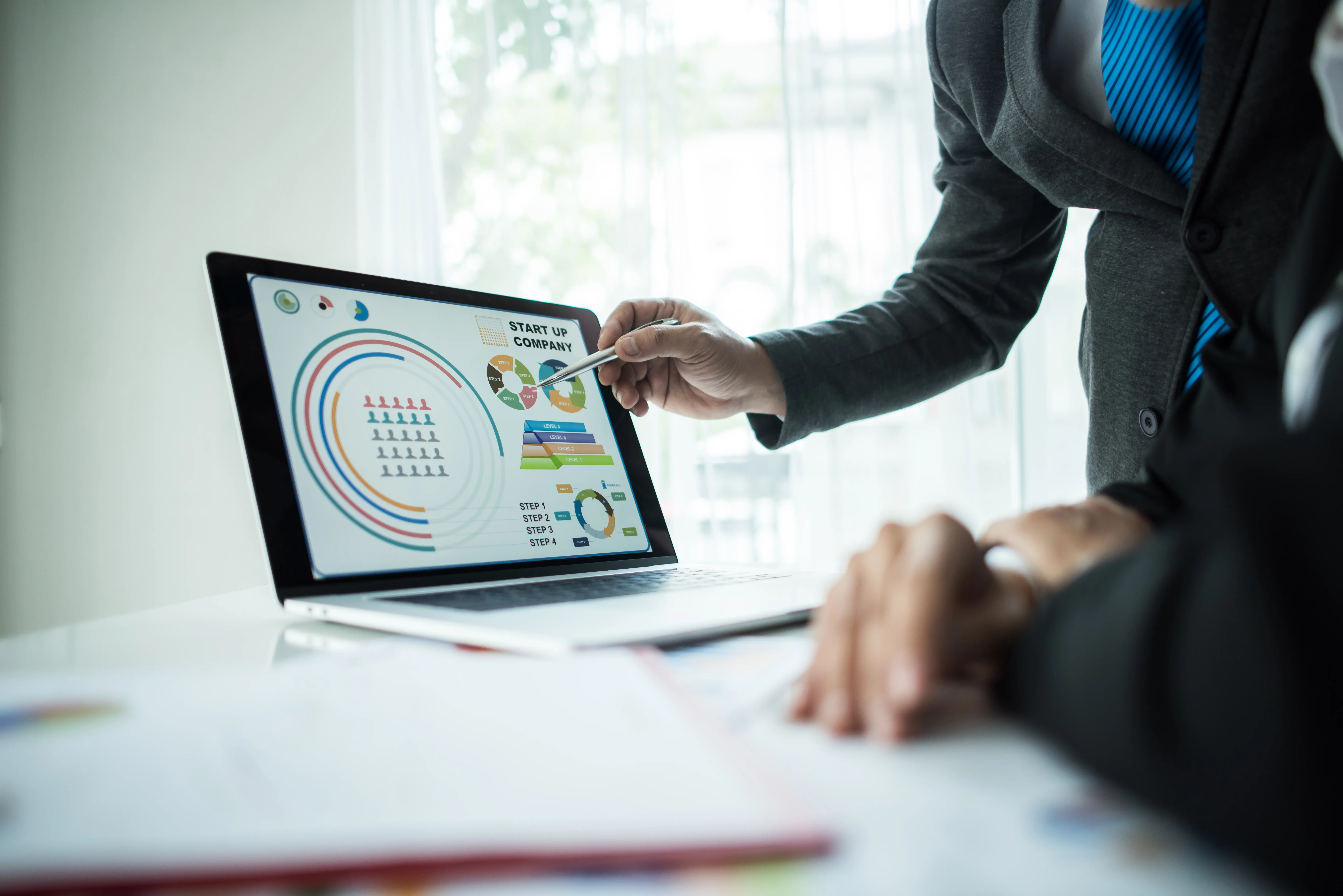 Equipo administrativo analizando datos financieros en computadora para optimizar el ciclo operativo y mejorar la gesti�n empresarial.